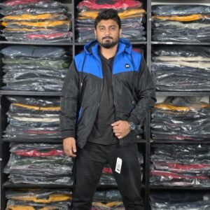 নীল এবং কালো হুডি